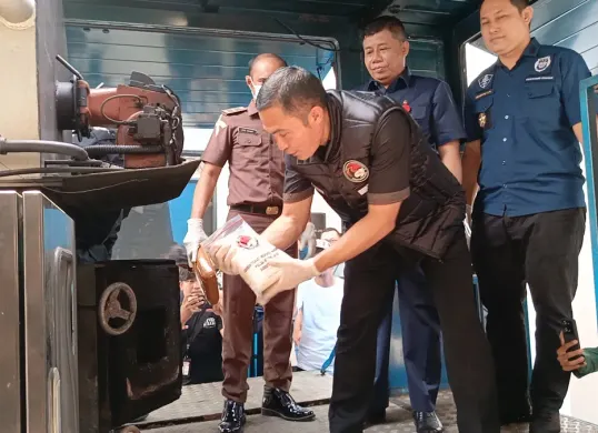 Polda Metro Jaya memusnahkan sejumlah barang bukti narkotika dari berbagai jenis seberat 315,7 Kilogram di Gedung Ditnarkoba Polda Metro Jaya, Jakarta Selatan, Selasa, 29 April 2025. (Sumber: Poskota/Ali Mansur)