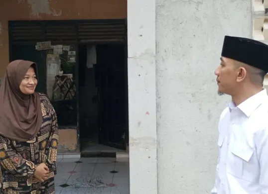 Bupati Lebak, Hasbi Asyidiki Jayabaya saat menemui wali siswa yang diminta Kepsek SDN 2 Pasitangkil untuk mengganti kursi dan meja yang rusak. (Sumber: Dok. Warga)