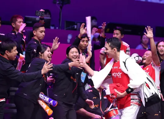 Jonatan Christie merayakan kemenangan atas Prannoy HS dalam pertandingan penyisihan Grup D Piala Sudirman 2025. (Sumber: Instagram @badminton.ina)