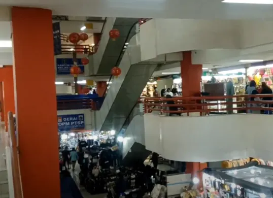 Laporan terbaru AS sebut Pasar Mangga Dua masuk daftar pasar bajakan. Bagaimana sejarah dan respons Pemprov DKI Baca fakta lengkapnya di sini. (Sumber: YouTube/HoliHoliday)