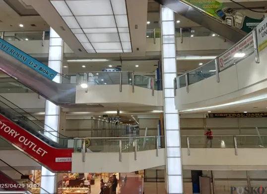 Suasana lengang di Mangga Dua Square, Jakarta Pusat, Selasa 29 April 2025. Sebagian besar toko tampak masih tutup tanpa aktivitas jual beli seperti masa jayanya. (Sumber: Poskota/Nurpini Aulia Rapika)