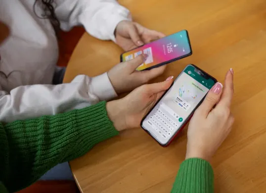 Matikan koneksi untuk aplikasi WhatsApp, stop terima pesan untuk sementara. (Sumber: Freepik)