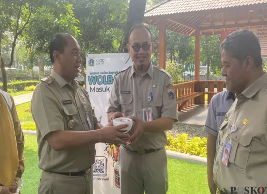 Pemerintah Jakarta Barat melakukan implementasi program Wolbachia di Kantor Walikota Jakarta Barat. 
Program dilakukan untuk menekan kasus Demam Berdarah Dengue (DBD). (Sumber: Poskota/Primayanti Juli Kumala Manalu)