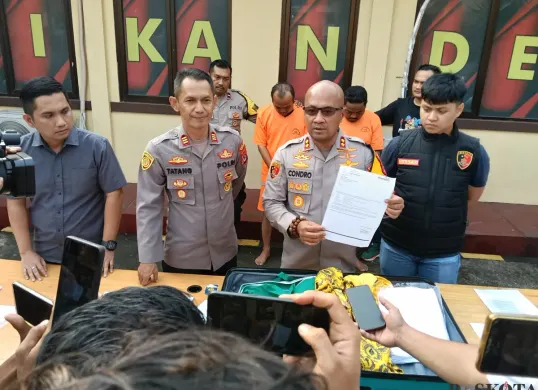 Kapolres Serang AKBP Condro Sasongko menunjukkan barang bukti surat dari Bank Mandiri yang diduga palsu terkait uang Rp15 miliar. (Sumber: Poskota/Rahmat Haryono)