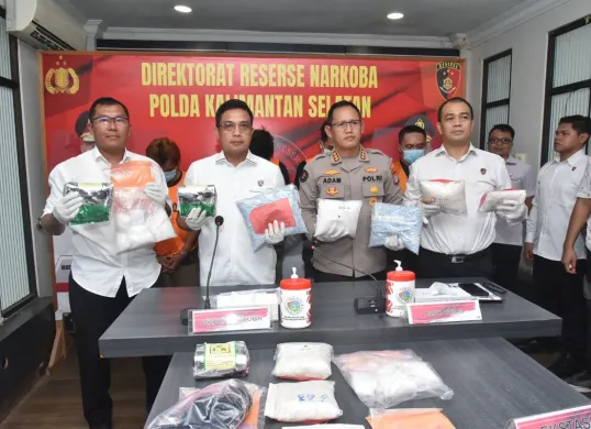 Konferensi pers Direktorat Reserse Narkoba Polda Kalimantan Selatan (Kalsel) terkait pengungkapan jaringan narkoba lintas Kalimantan dan Sulawesi terafiliasi gembong narkotika internasional Fredy Pratama. (Sumber: Polda Kalsel)