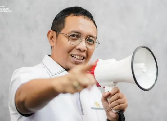 Penyuka filosofi Tan Malaka dan sempat jadi editor buletin Madilog, ini fakta menarik Hasan Nasbi. (Sumber: Instagram/@pco.ri)