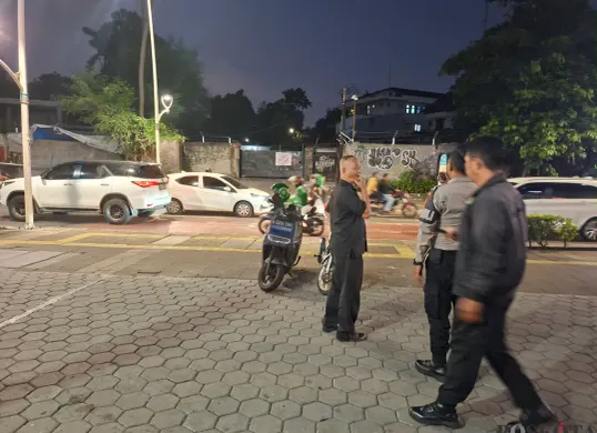 Petugas melakukan patroli di tempat terjadinya bentrok antardua kelompok, di Jalan Raya Kemang, Jakarta Selatan, Rabu malam, 30 April 2025. Di lokasi sudah terpantau kondusif. (Sumber: Poskota/Angga Pahlevi)