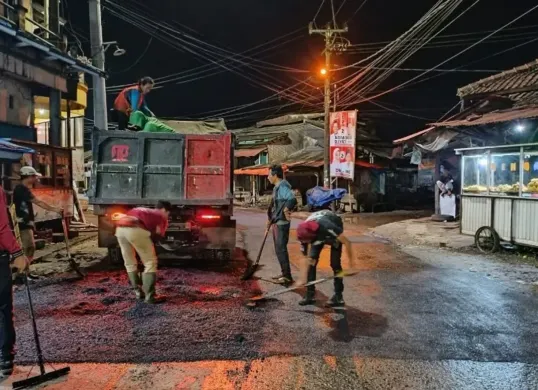 Kegiatan pemeliharaan jalan yang dilakukan UPT PJJ Pandeglang pada DPUPR Banten. (Sumber: Dok. UPT PJJ Pandeglang)