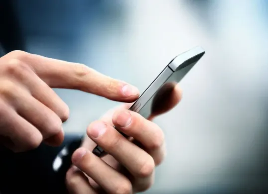 Debt collector pinjol kini pakai tim audit screening data nasabah. Cek fakta sebenarnya, risiko penyalahgunaan data, dan cara lawan intimidasi sesuai aturan OJK. (Sumber: Pinterest)
