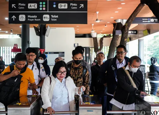 Ada 15 golongan masyarakat yang dapat kartu transportasi Jakarta gratis dari Pemprov DKI Jakarta. (Sumber: Poskota/Bilal Nugraha Ginanjar)