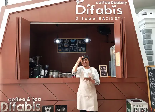 Ismail Lubis (37 tahun) , penyandang disabilitas tunarungu yang bekerja sebagai barista di Cafe Difabis, Kantor Walikota Jakarta Pusat. Rabu, 30 April 2025. (Sumber: Poskota/Nurpini Aulia Rapika)