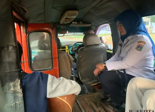 Wali Kota Jakarta Timur, Iin Mutmainah saat menaiki transportasi umum untuk berdinas, Rabu 30 April 2025. (Sumber: Poskota/Pandi Ramedhan)