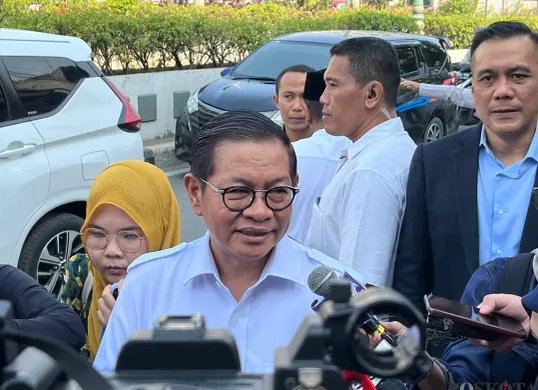 Gubernur Jakarta, Pramono Anung, saat berada di Halte Matraman usai menaiki transportasi umum Transjakarta, Rabu, 30 April 2025. (Sumber: Poskota/Pandi Ramedhan)