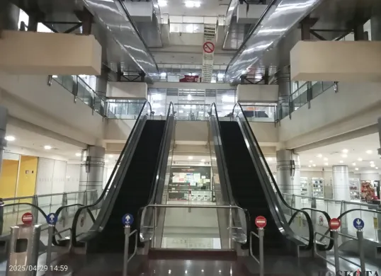 Suasana di Mangga Dua Square dan WTC Mangga Dua, Selasa, 30 April 2025. (Sumber: Poskota/Nurpini Aulia Rapika)