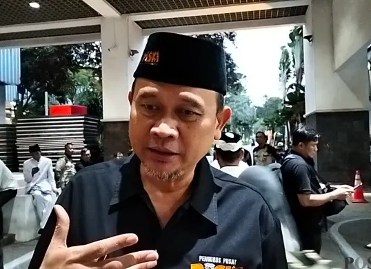 Komisaris PT Pembangunan Jaya Ancol Tbk, Lies Hartono atau Cak Lontong, saat diwawancarai awak media di Balai Kota Jakarta, Rabu, 30 April 2025. (Sumber: Poskota/M.Tegar Jihad)