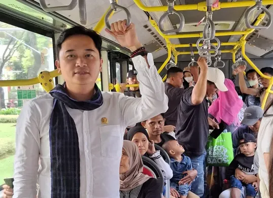 Anggota Komisi A DPRD DKI Jakarta dari Partai Solidaritas Indonesia (PSI), Kevin Wu, mendukung kebijakan menggunakan transportasi umum bagi ASN. Namun ia mengingatkan Pemprov Jakarta tentang infrastruktur dan mitigasi risiko. (Sumber: Istimewa)