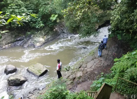 Kondisi aliran Sungai Cikapundung wilayah Kabupaten Bandung, Rabu 30 April 2025. (Sumber: Poskota/Gatot Poedji Utomo)