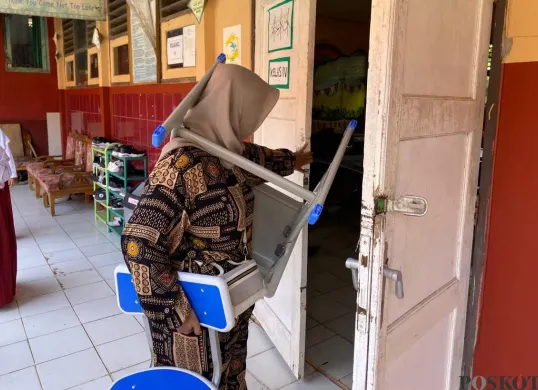 Orang tua siswa SDN 2 Pasirtangkil, Kecamatan Warung Gunung, Lebak, saat mengantarkan satu set mebeler ke sekolah. (Sumber: Poskota/Samsul Fatoni)