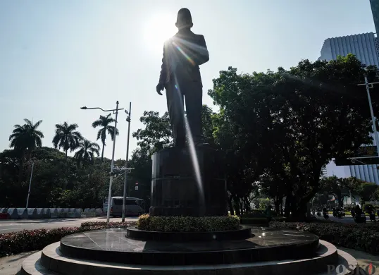 Patung Pahlawan Nasional MH Thamrin berdiri kokoh di Jalan Merdeka Selatan, Jakarta Pusat, Rabu, 30 April 2025. (Sumber: Poskota/Bilal Nugraha Ginanjar)
