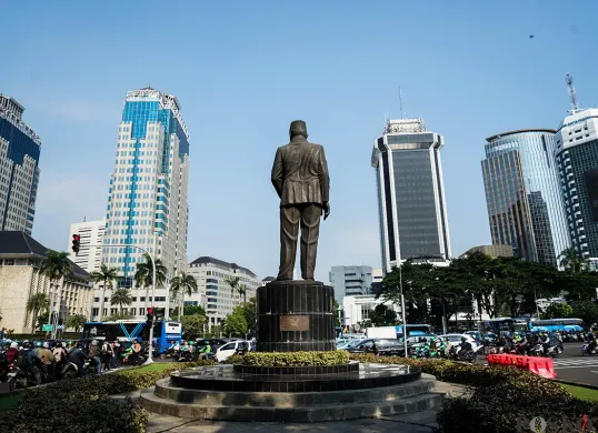 Patung Pahlawan Nasional MH Thamrin berdiri kokoh di Jalan Merdeka Selatan. (Sumber: Poskota/Bilal Nugraha Ginanjar)