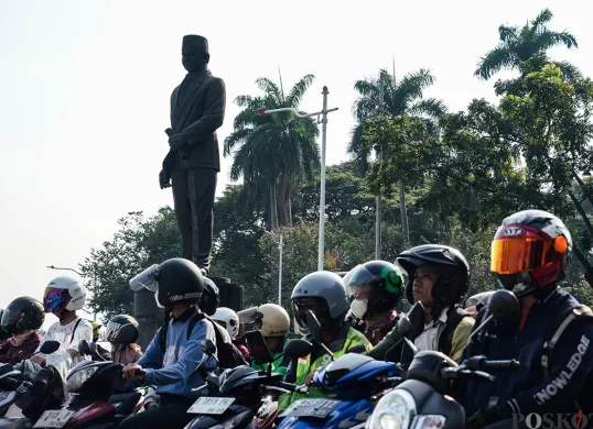 Patung Pahlawan Nasional MH Thamrin berdiri kokoh di Jalan Merdeka Selatan, Jakarta Pusat, Rabu, 30 April 2025. (Sumber: Poskota/Bilal Nugraha Ginanjar)