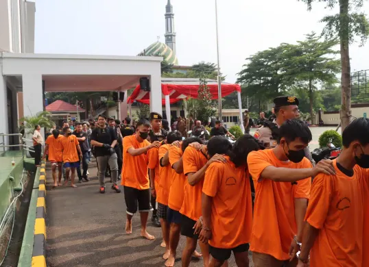 23 penjahat kasus Begal dan Curanmor ditangkap Polres Tangerang Selatan. Mereka diamankan beserta puluhan barang bukti. (Sumber: Humas Polres Tangerang Selatan)