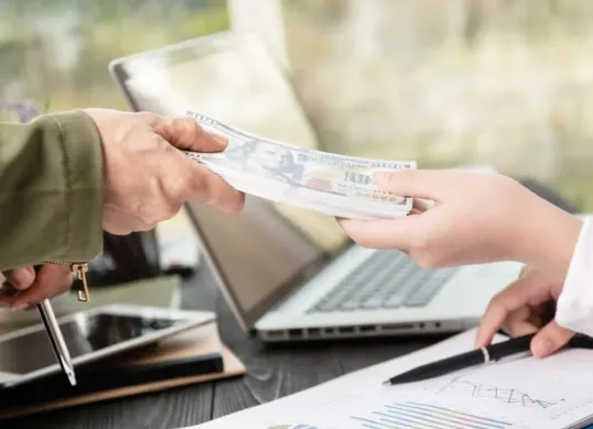 Hati-hati! Data pinjol busuk ternyata tercatat di Pusdapil dan SLIK OJK. Ketahui cara kerja sistem fintech, modus joki penipu, dan langkah bijak keluar dari jeratan pinjol. (Sumber: Freepik/Jcomp)