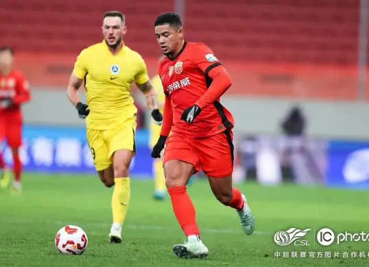 Tyias Browning, salah satu pemain andalan China yang berpotensi absen saat hadapi Timnas Indonesia. (Sumber: Instagram @shanghaiport)