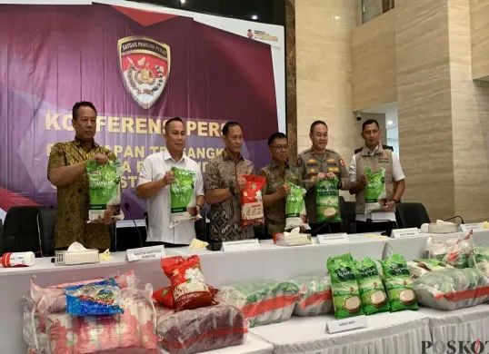 Satgas Pangan Polri menggelar konferensi pers kasus beras yang tidak sesuai standar mutu pada klaim kemasan atau oplosan di Gedung Bareskrim Polri, Jakarta, Kamis, 1 Agustus 2025. (Sumber: Poskota/Ali Mansur)