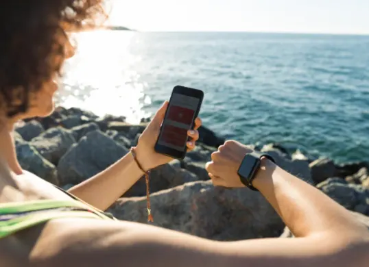 Smartwatch murah 2025 dengan baterai awet 30 hari, sensor kesehatan akurat, dan desain stylish. (Sumber: Freepik/drobotdean)