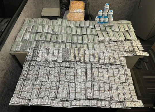 Barang bukti obat keras diamankan dari tersangka YS dan AR, yang menggunakan toko perlengkapan bayi di Koja, Jakarta Utara, sebagai kedok. (Sumber: Polda Banten)