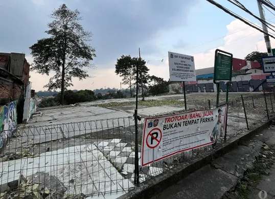 Situasi di lahan kosong, Jalan Lenteng Agung Timur, Lenteng Agung, Jakarta Selatan, yang bakal jadi tempat relokasi pedagang Pasar Barito. (Sumber: POSKOTA | Foto: Pandi Ramedhan)