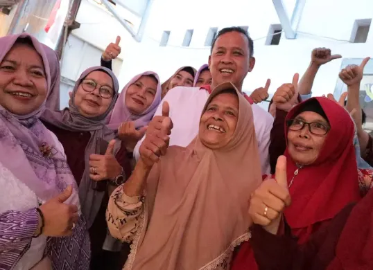 Wali Kota Bekasi, Tri Adhianto, meresmikan Rutilahu di Kelurahan Jatimurni, Kecamatan Pondok Melati, Minggu 3 Agustus 2025. Ia menyatakan Pemkot Bekasi menyiapkan anggaran Rp100 juta per RW untuk kesejahteraan warga. (Sumber: Pemkot Bekasi)