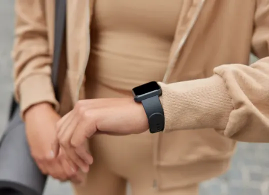 Smartwatch murah 2025 dengan fitur kesehatan lengkap dan desain premium (Sumber: Freepik/wayhomestudio)