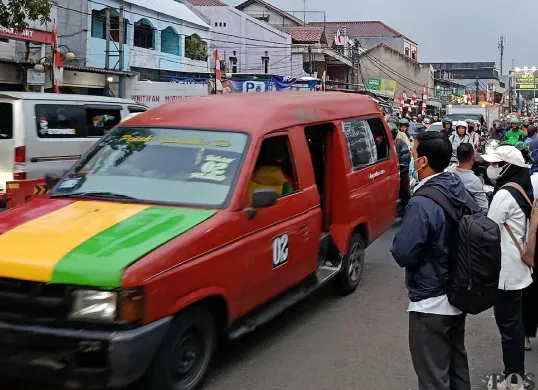 Sejumlah warga sedang menunggu angkot di sekitar Stasiun Bekasi pada Senin, 4 Agustus 2025. (Sumber: POSKOTA | Foto: Nurpini Aulia Rapika)