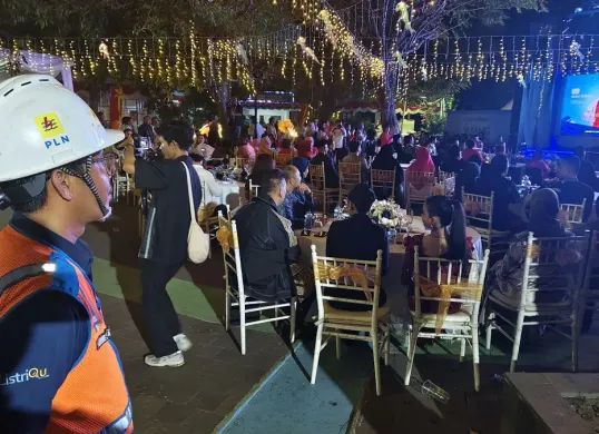 Petugas PLN siaga langsung di Lokasi Acara Malam Final Abang None Kepulauan Seribu guna memastikan keandalan layanan kelistrikan. (Sumber: Dok. PLN UID Jakarta Raya)