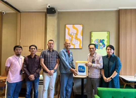PLN UID Jakarta Raya memberikan kenang-kenangan kepada Manager GA dan HR PT Wahana Garuda Indonesia, Gindo Sirait (Sumber: Dok. PLN UID Jakarta Raya)