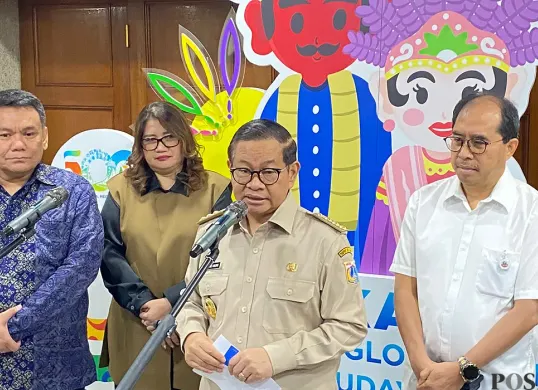 Gubernur Jakarta, Pramono Anung, saat menyampaikan pernyataan kepada awak media di Balai Kota DKI Jakarta, Selasa, 5 Agustus 2025. (Sumber: POSKOTA | Foto: M Tegar Jihad)