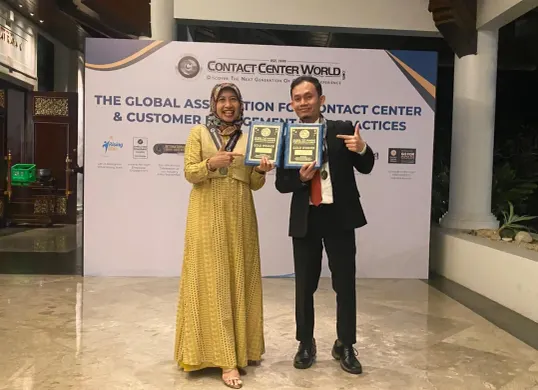 GM Health Care Service AdMedika Sri Sumari dan Assistant Manager Care AdMedika Dwi Hajar Siswantoro (kanan) di ajang internasional Contact Center World 20th Annual Asia Pacific (Sumber: Dok. Telkom)