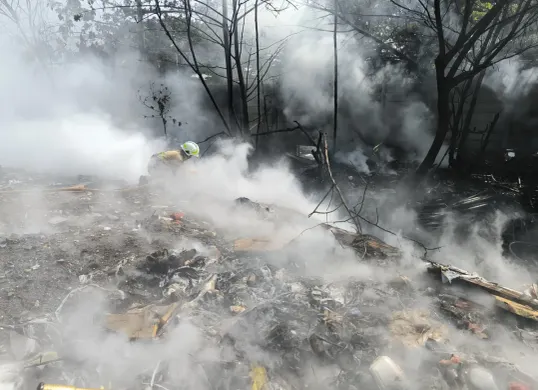 Kebakaran barang bekas nyaris melahap bangunan bedeng di Kelapa Gading, Jakut, Rabu, 5 Agustus 2025. (Sumber: Damkar)