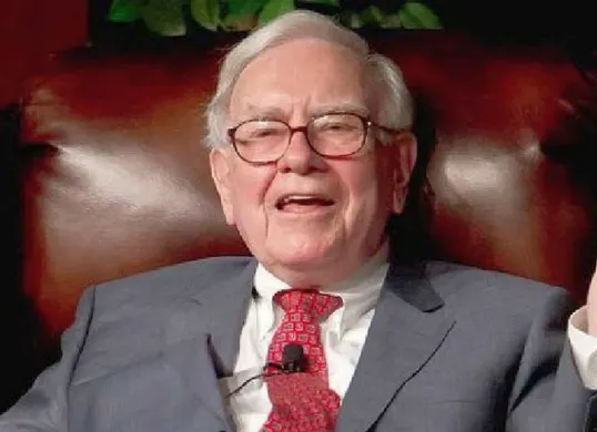 Warren Buffett di rumahnya di Omaha, Nebraska, yang telah ia huni sejak 1958 – bukti nyata bahwa kesederhanaan adalah prinsip hidup yang ia pegang teguh, meski kekayaannya mencapai lebih dari US$145 miliar.