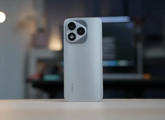 Honor 400 Lite 5G - Rekomendasi 5 smartphone Rp 3 jutaan dengan kombinasi terbaik: Layar AMOLED 120Hz/144Hz dan kapasitas baterai besar. (Sumber: YouTube/Youtuber Cupu)