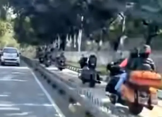 Tangkap layar rombongan pengendara motor moge (moge) yang masuk jalur TransJakarta di kawasan Grogol, Jakarta Barat.