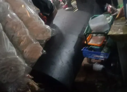 Sebuah pipa besar berukuran besar menimpa sembilan lapak pedagang di bawah Tol Wiyoto Wiyono, KM 23.500, Rabu, 6 Agustus 2025, pukul 20.10 WIB. (Sumber: Dok. PJR Polda Metro Jaya)