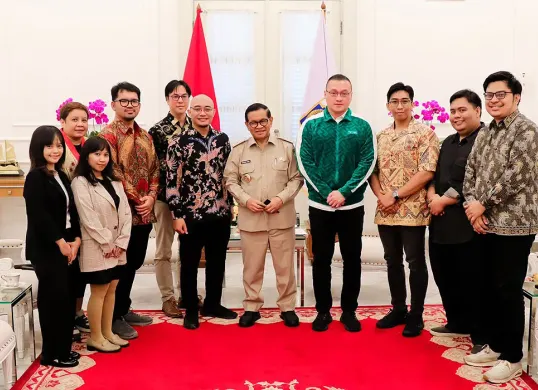 Gubernur Jakarta, Pramono Anung, bersama Ketua Umum Djakarta Ennichi, Hardiyanto Kenneth. (Sumber: Kominfotik Pemprov DKI Jakarta)