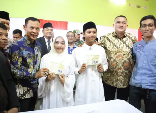 Bupati Bogor dan Wakil Bupati Bogor menghadiri acara nikah masal di Kecamatan Cijeruk, Kabupaten Bogor. (Sumber: Pemkab Bogor)