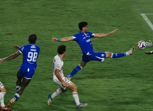 Prediksi susunan pemain Persib Bandung vs Semen Padang di pekan pertama BRI Super League 2025/2026. (Sumber: Instagram/@persib)