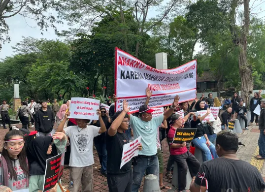 Unjuk rasa pedagang Pasar Barito terkait relokasi oleh Pemprov Jakarta, Jumat, 8 Agustus 2025. (Sumber: Poskota/Pandi Ramedhan)