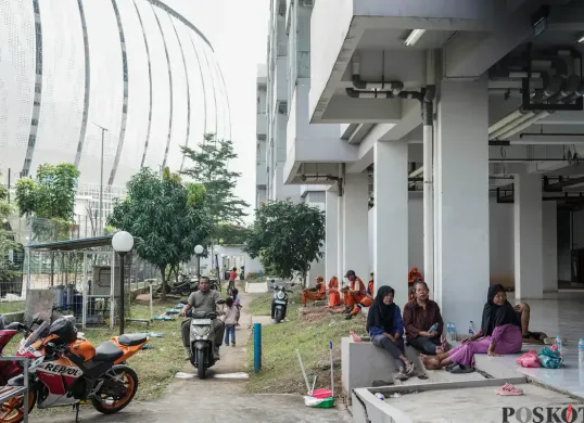 Situasi warga eks Kampung Bayam saat memindahkan barang-barang ke Hunian Pekerja Pendukung Operasional Jakarta International Stadium (HPPO JIS). (Sumber: Poskota/Bilal Nugraha Ginanjar)