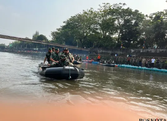Pangdam Jaya Mayjen Deddy Suryadi bersama Wali Kota Jakarta Barat Uus Kuswanto, menyusuri sungai ciliwung di kawasan Tambora, Jakarta Barat, Sabtu, 9 Agustus 2025. (Sumber: Poskota/Pandi Ramedhan)